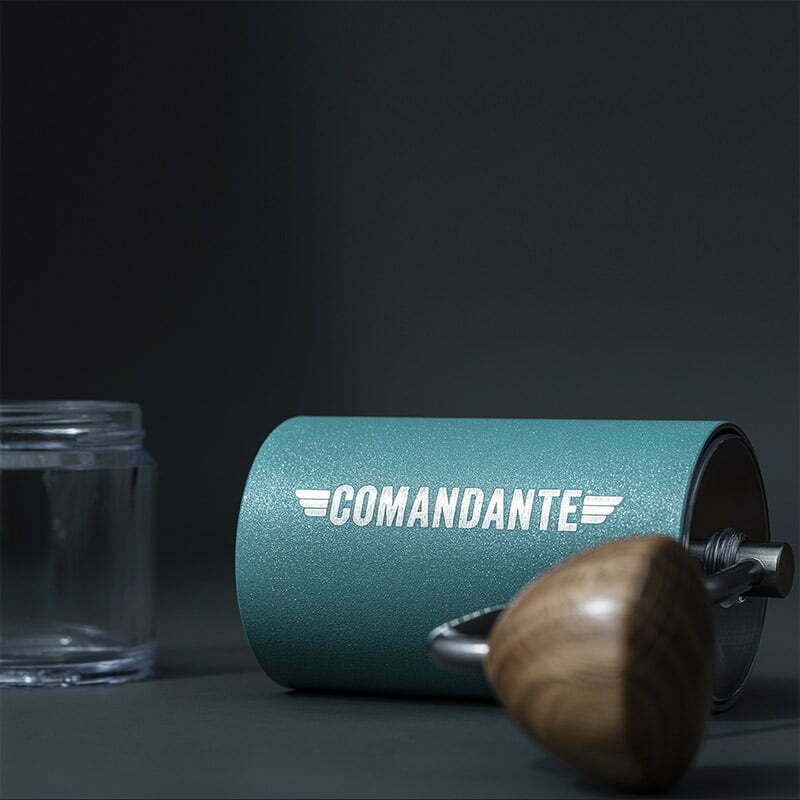 מטחנת קפה ידנית קומנדנטה תכלת לגונה -  Comandante C40 Nitro Blade Alpine Lagoon - Image 4
